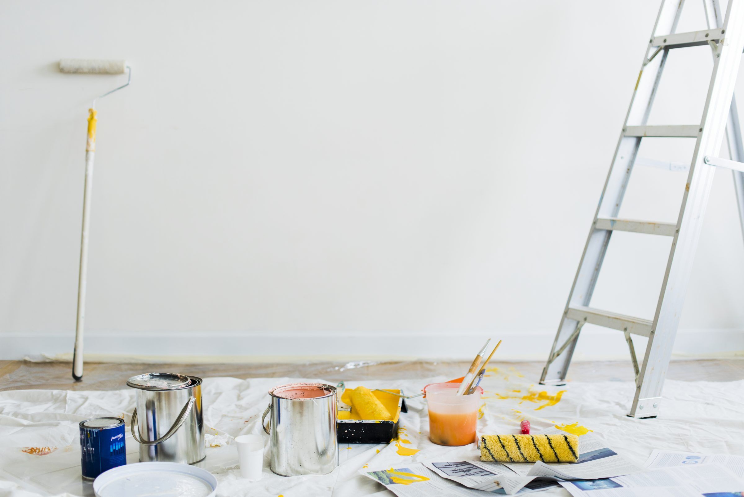 Cómo preparar correctamente una habitación antes de pintar